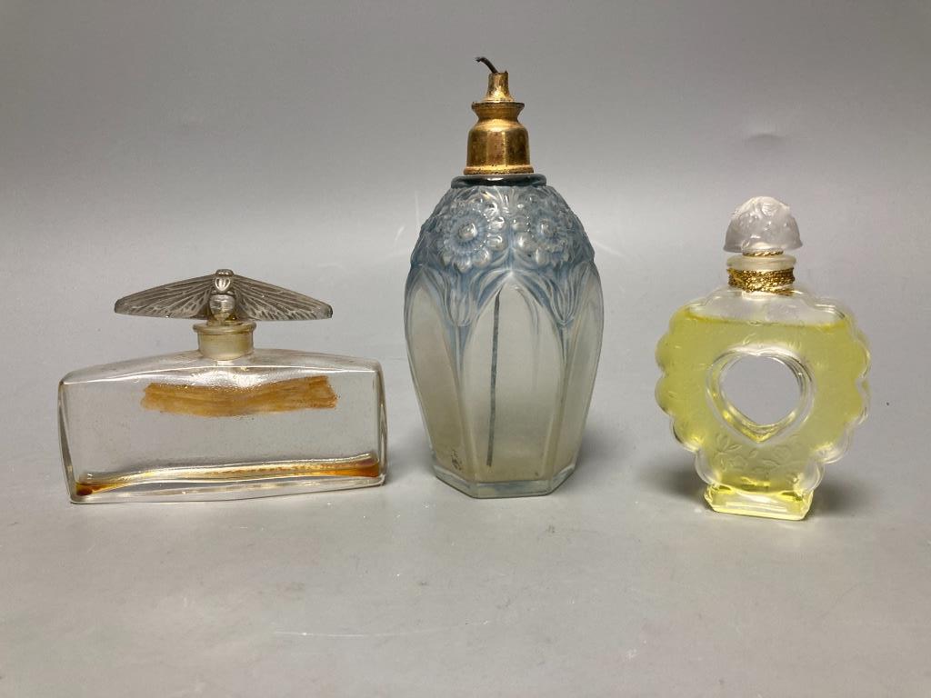 A Baccart Le Parfum D'Antoni bottle, a Lalique Nina Ricci bottle and a 'Paradis' scent bottle